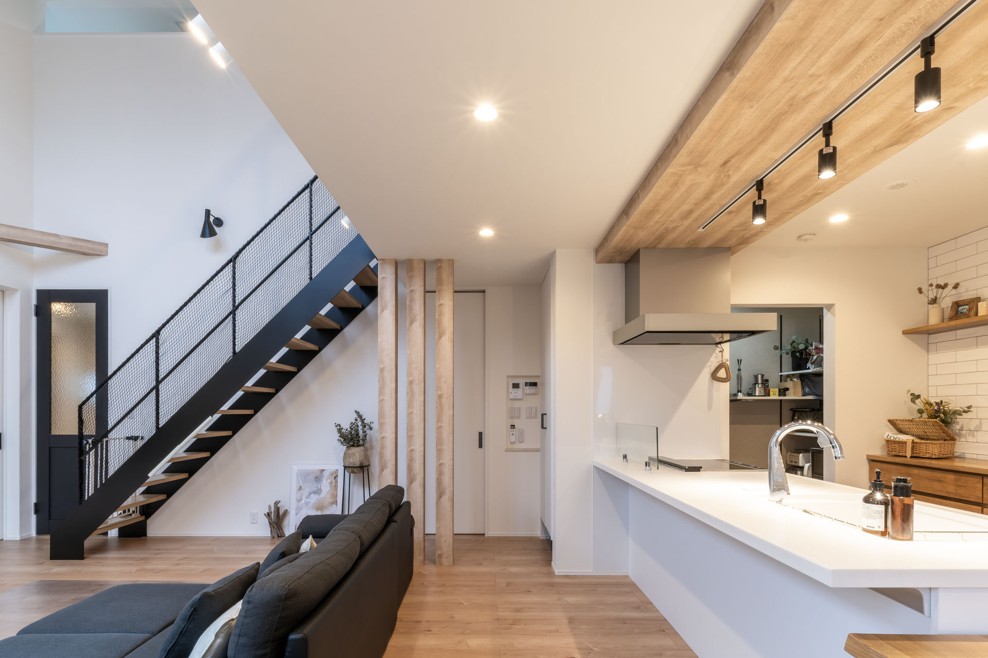 吹抜けの光が家族を穏やかに照らす一邸