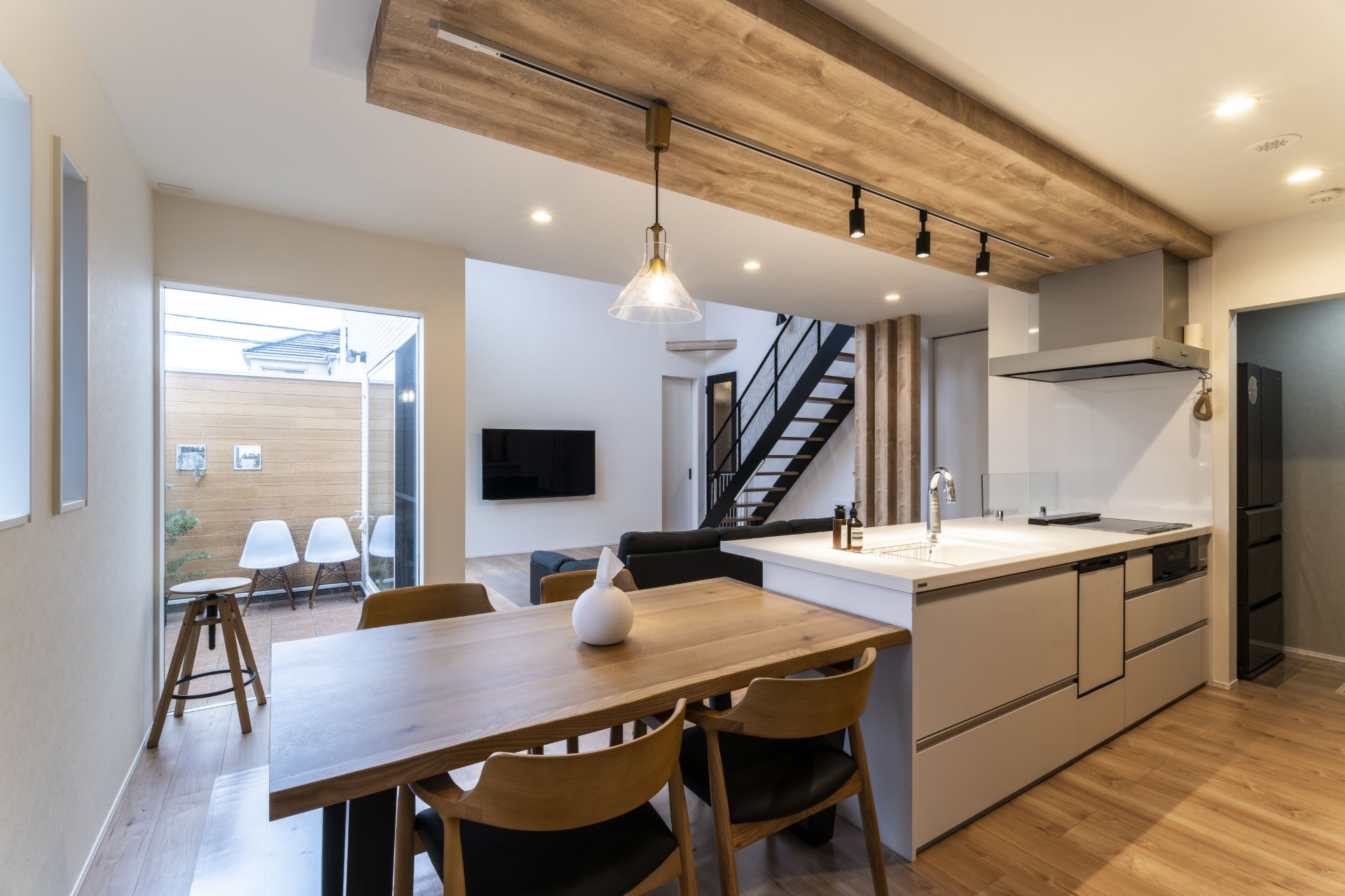 吹抜けの光が家族を穏やかに照らす一邸