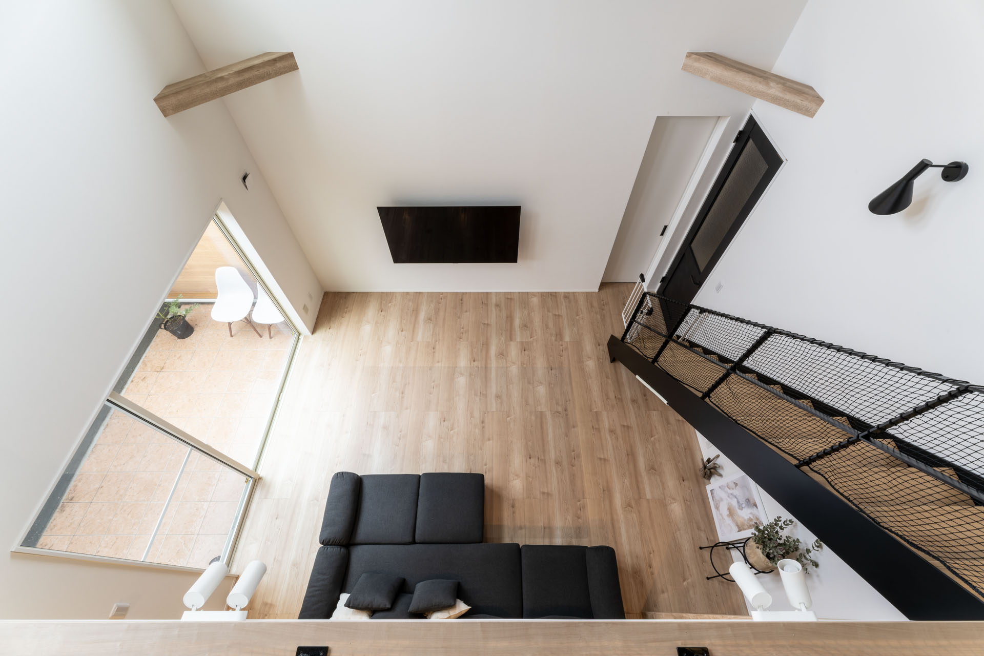 吹抜けの光が家族を穏やかに照らす一邸