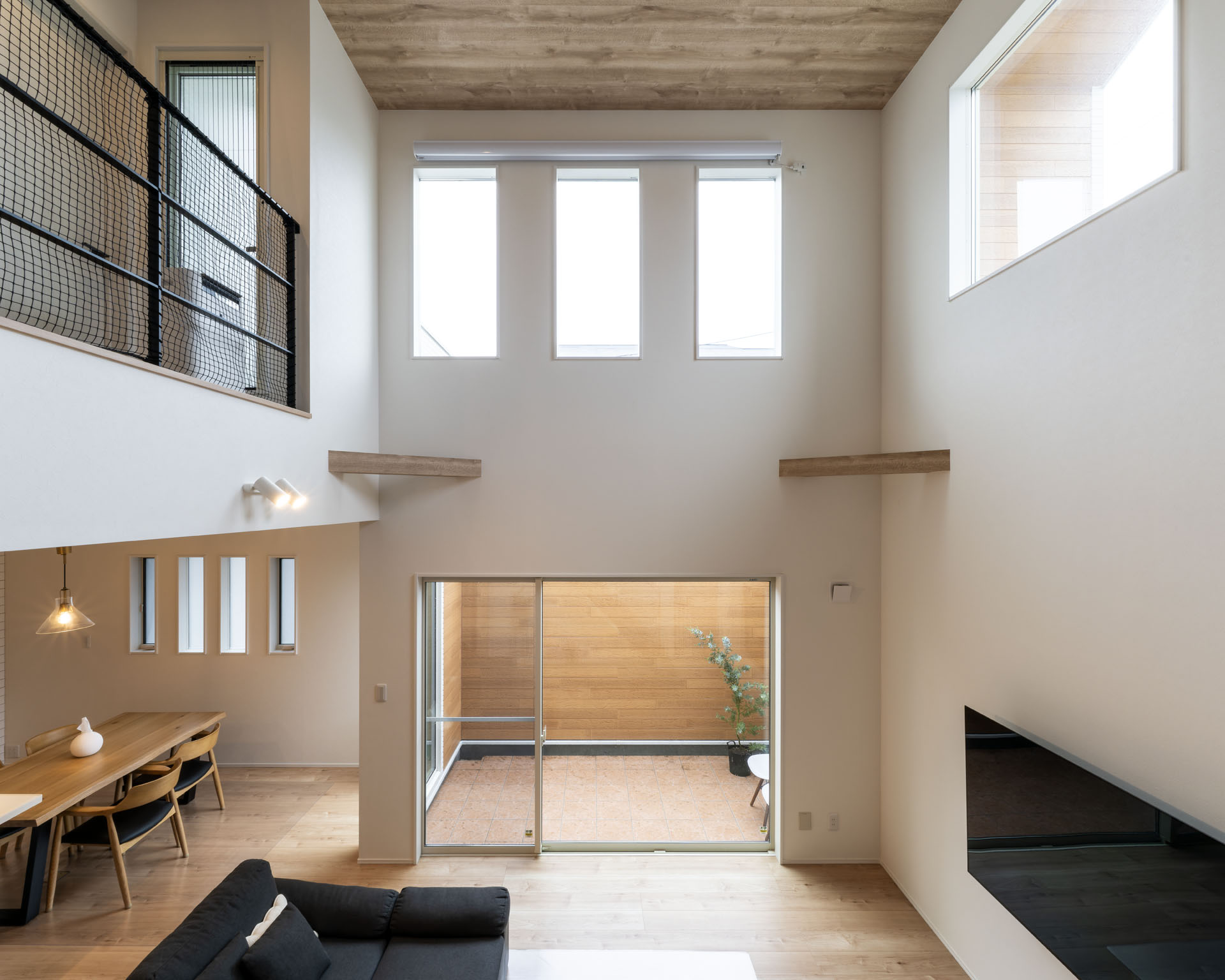 吹抜けの光が家族を穏やかに照らす一邸