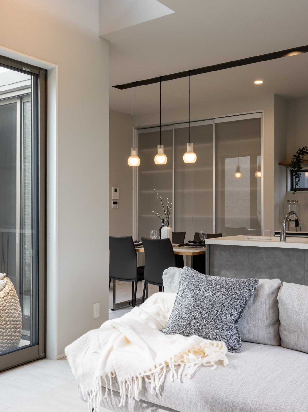 白を基調とした直線美が際立つ、 洗練の一邸