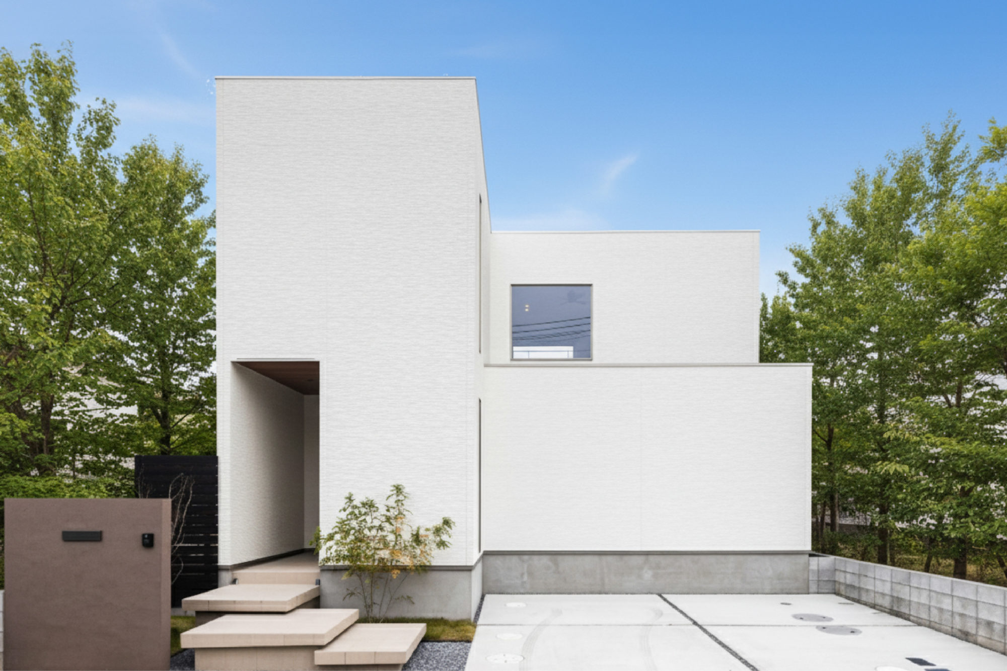 白を基調とした直線美が際立つ、 洗練の一邸