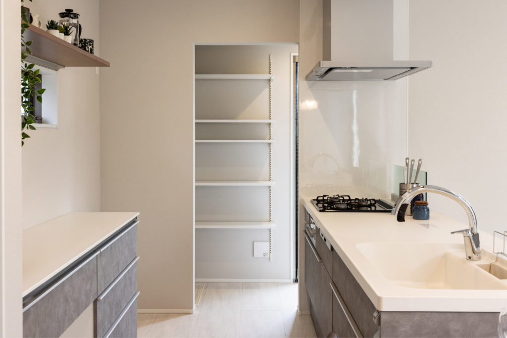 白を基調とした直線美が際立つ、 洗練の一邸