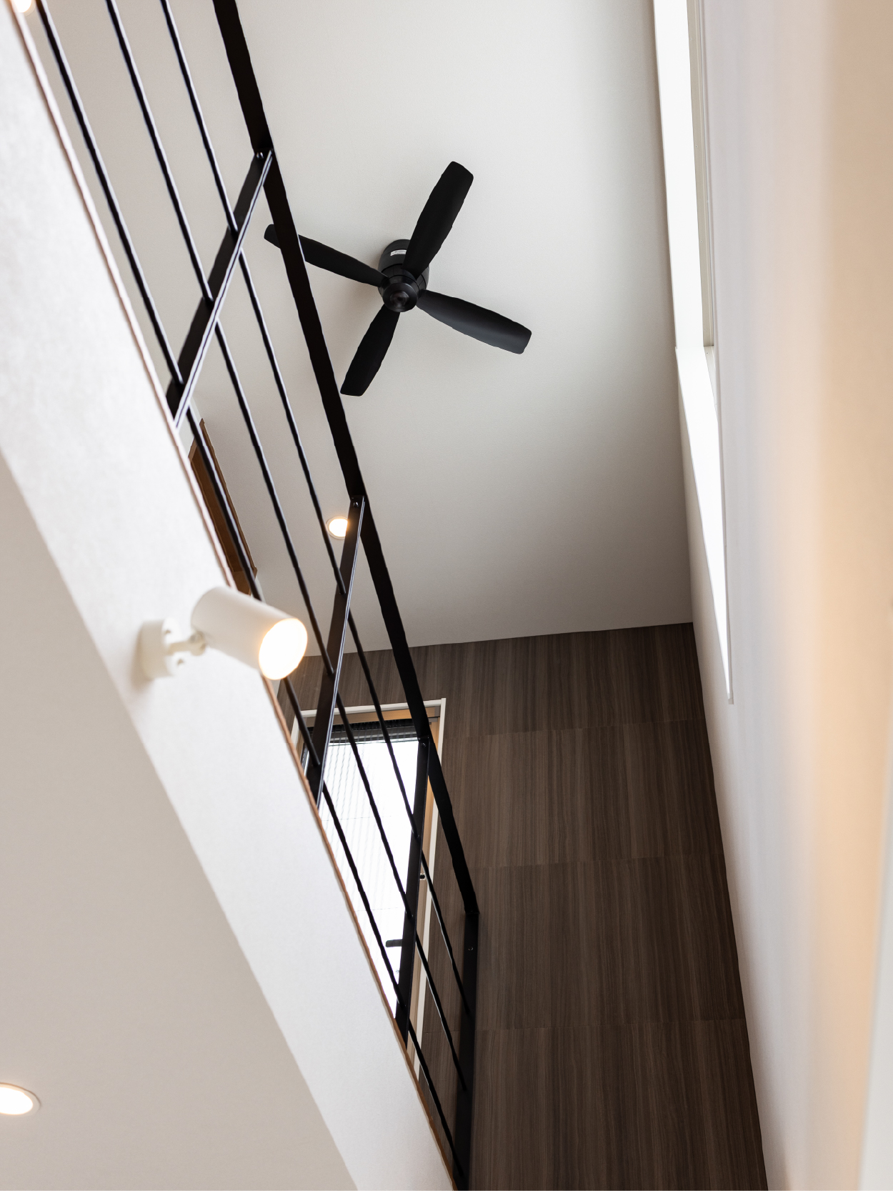 白を基調とした直線美が際立つ、 洗練の一邸