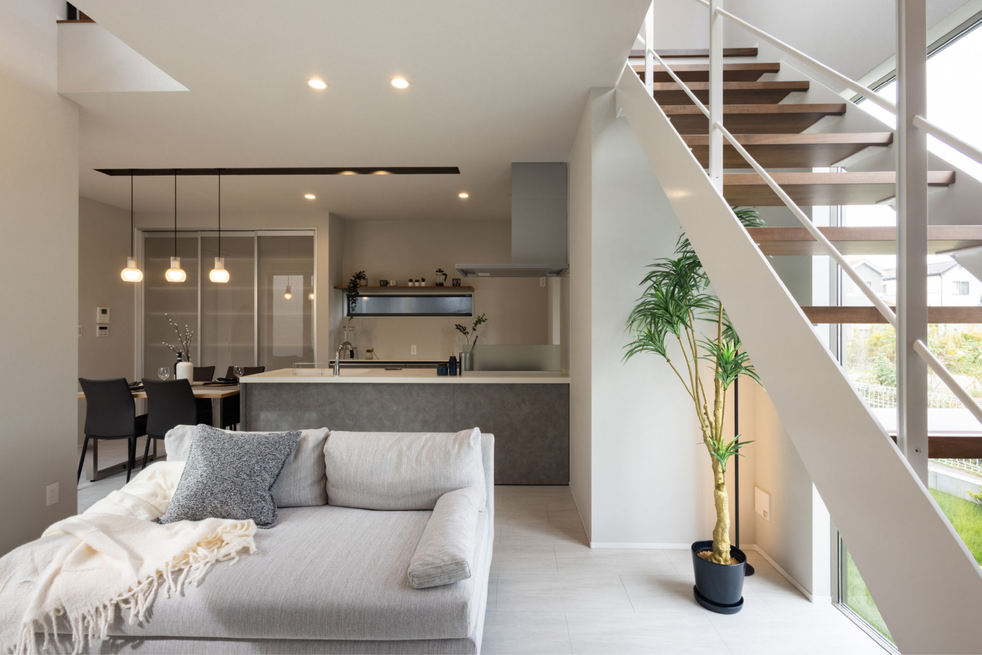 白を基調とした直線美が際立つ、 洗練の一邸