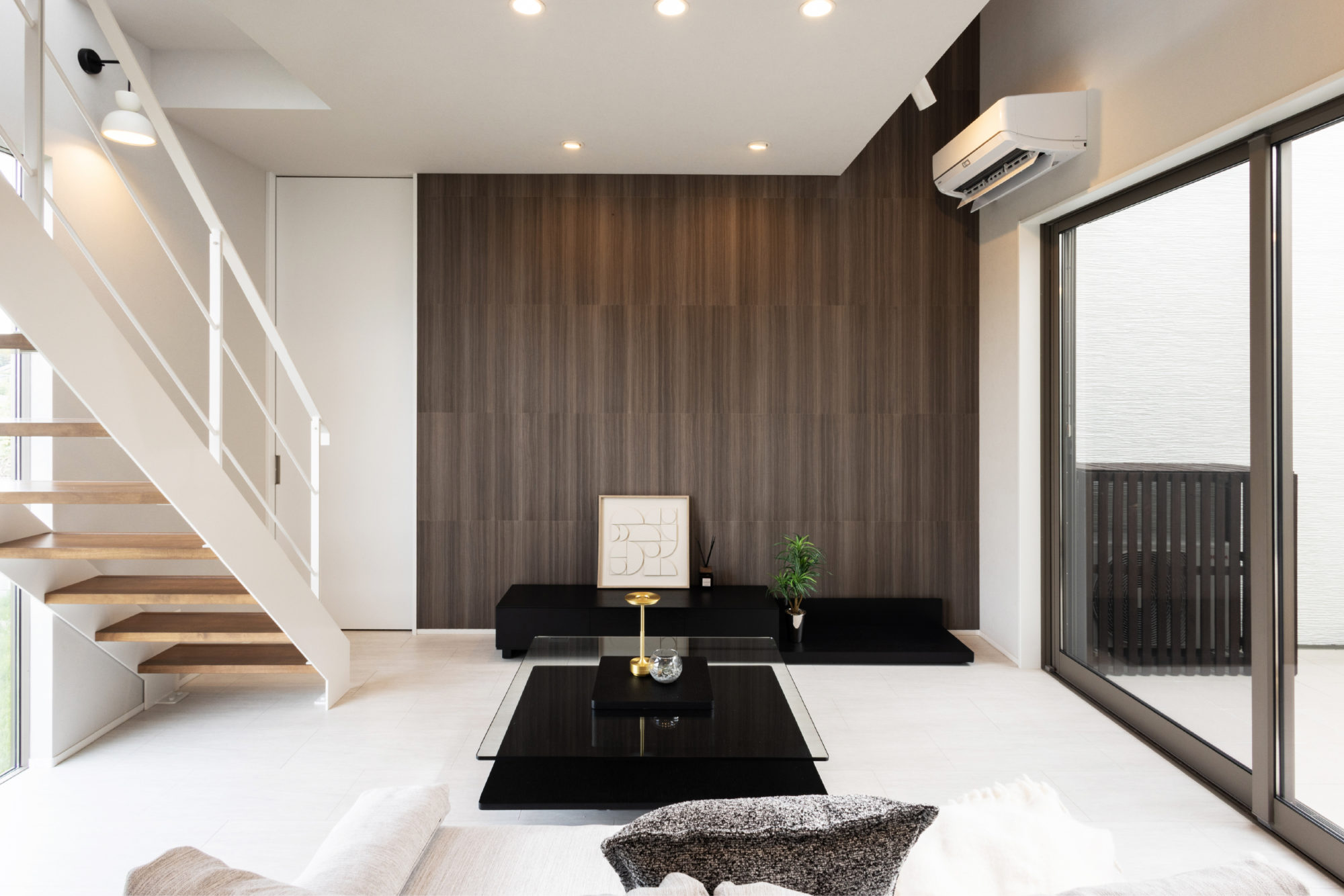 白を基調とした直線美が際立つ、 洗練の一邸