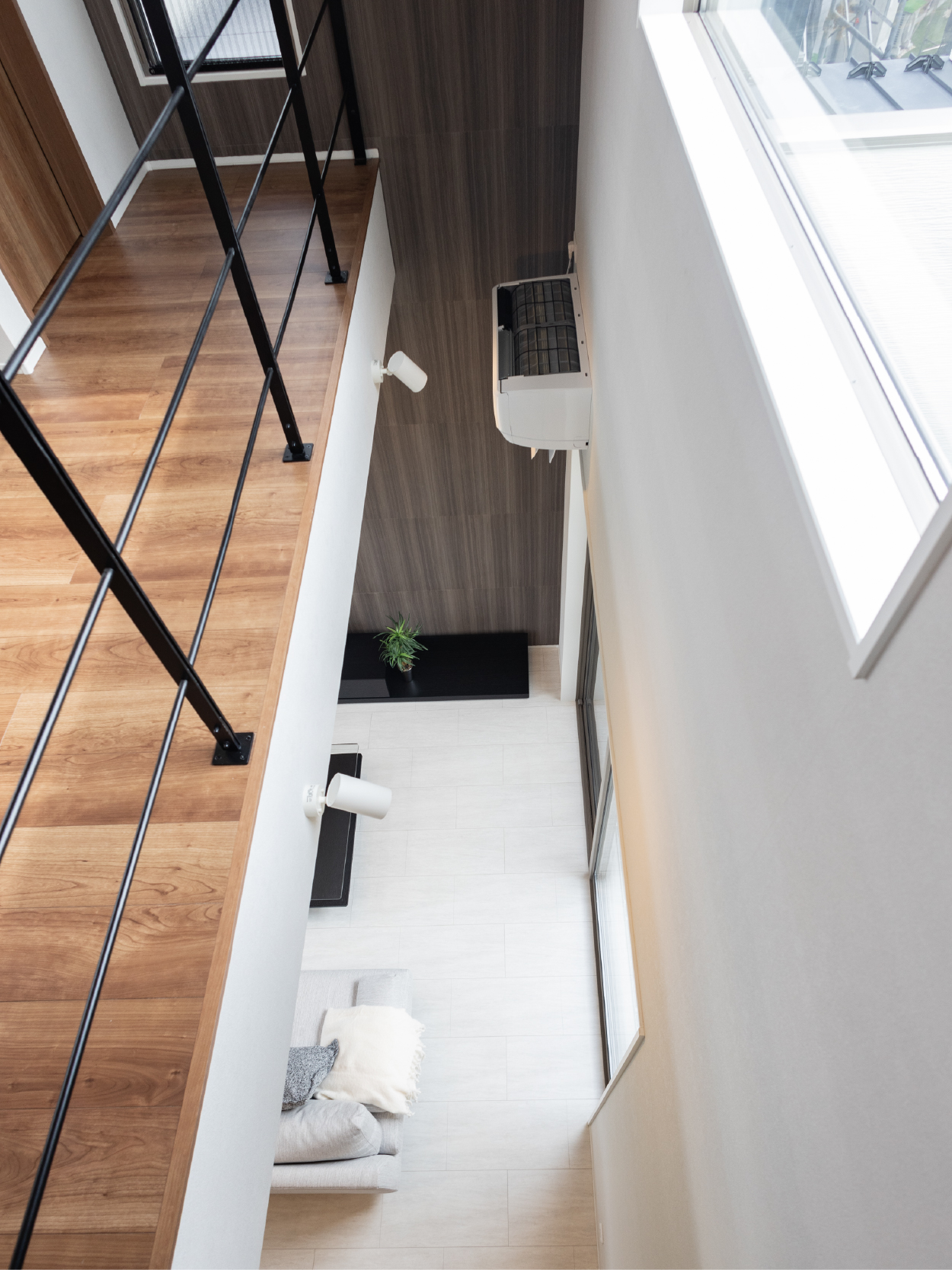 白を基調とした直線美が際立つ、 洗練の一邸