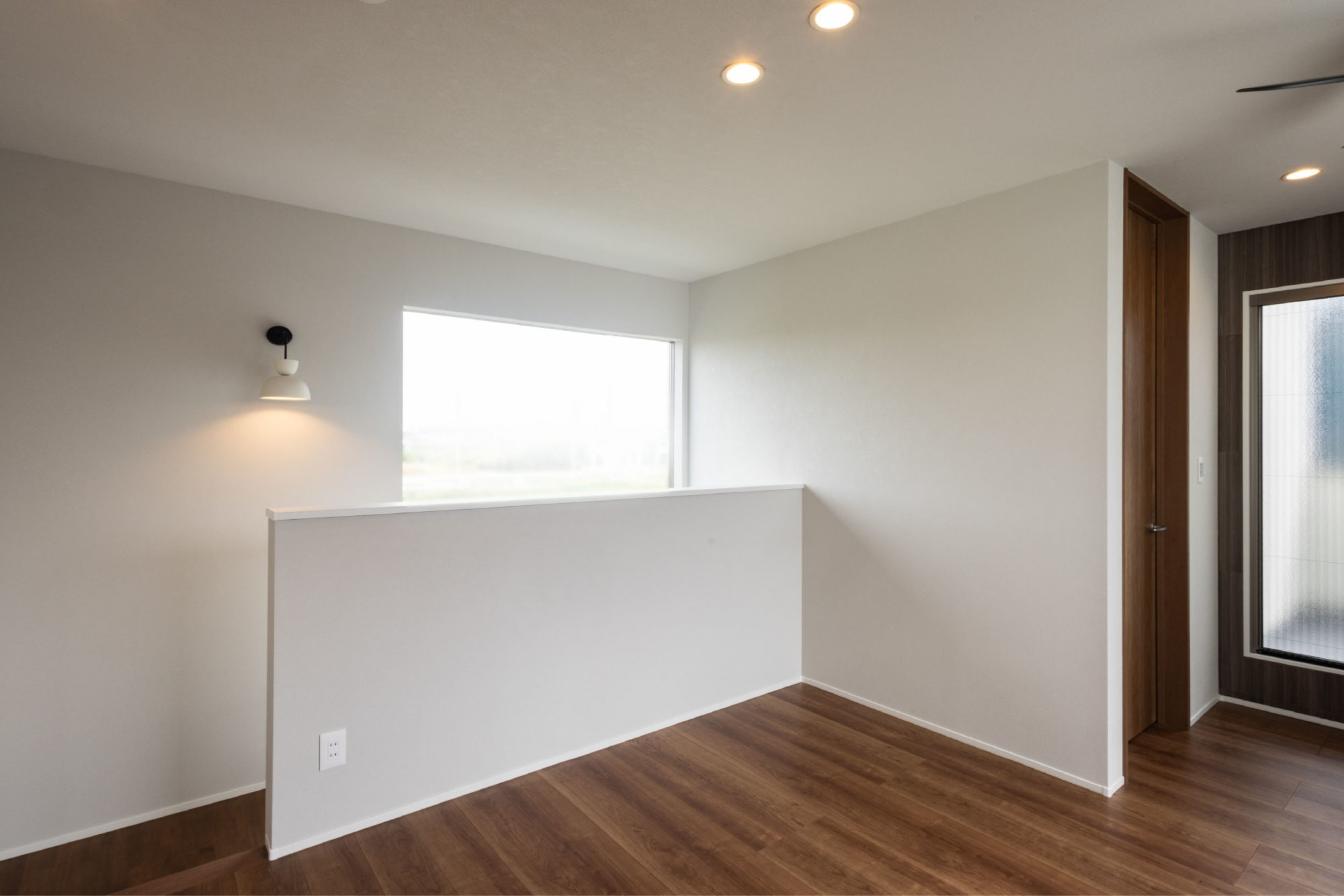 白を基調とした直線美が際立つ、 洗練の一邸