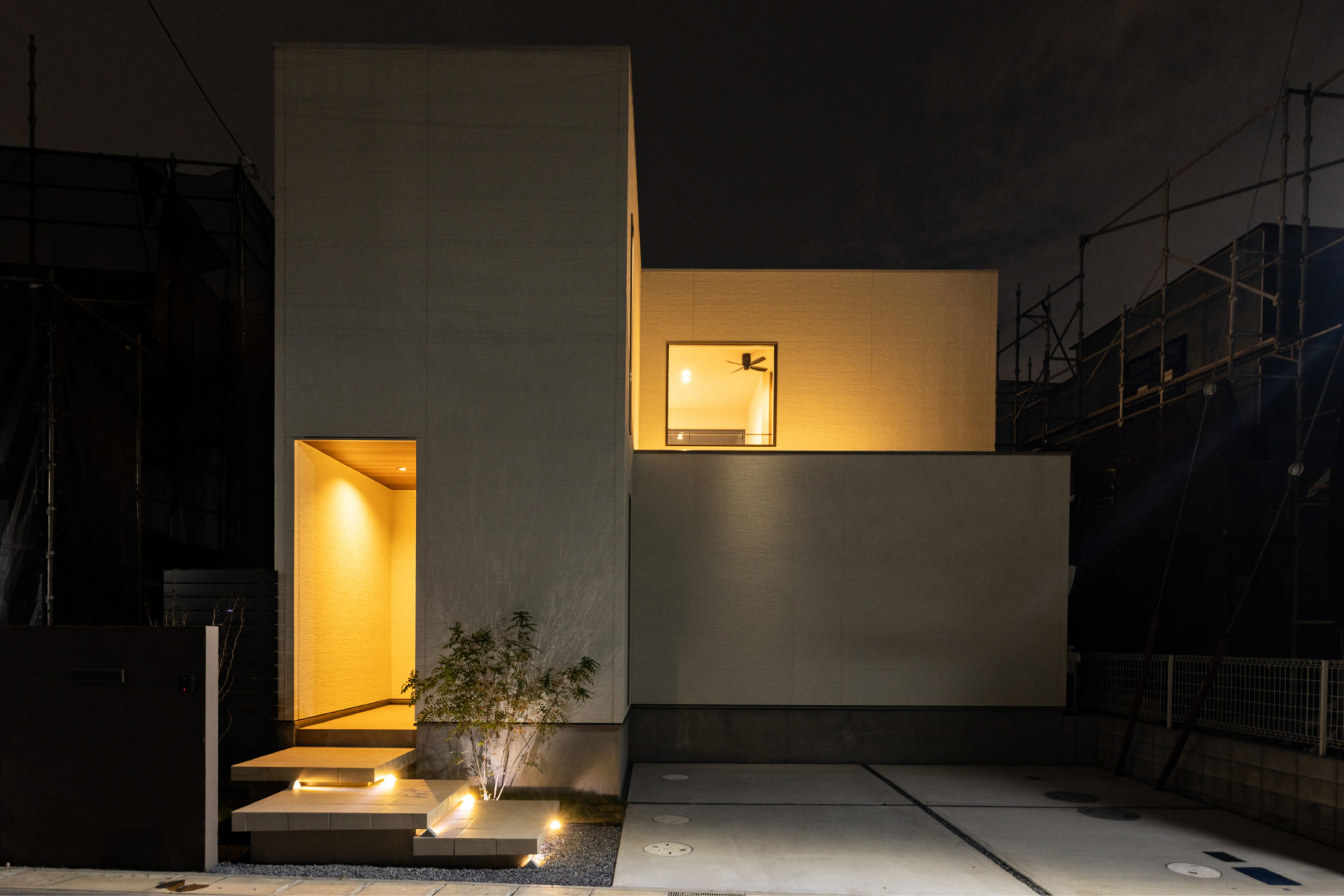 白を基調とした直線美が際立つ、 洗練の一邸