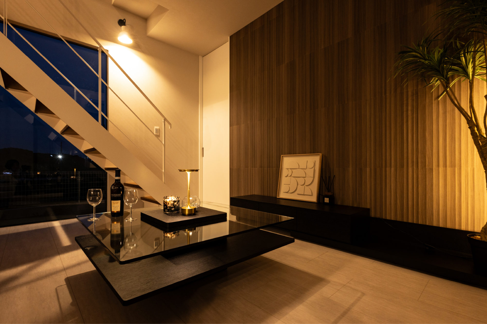 白を基調とした直線美が際立つ、 洗練の一邸