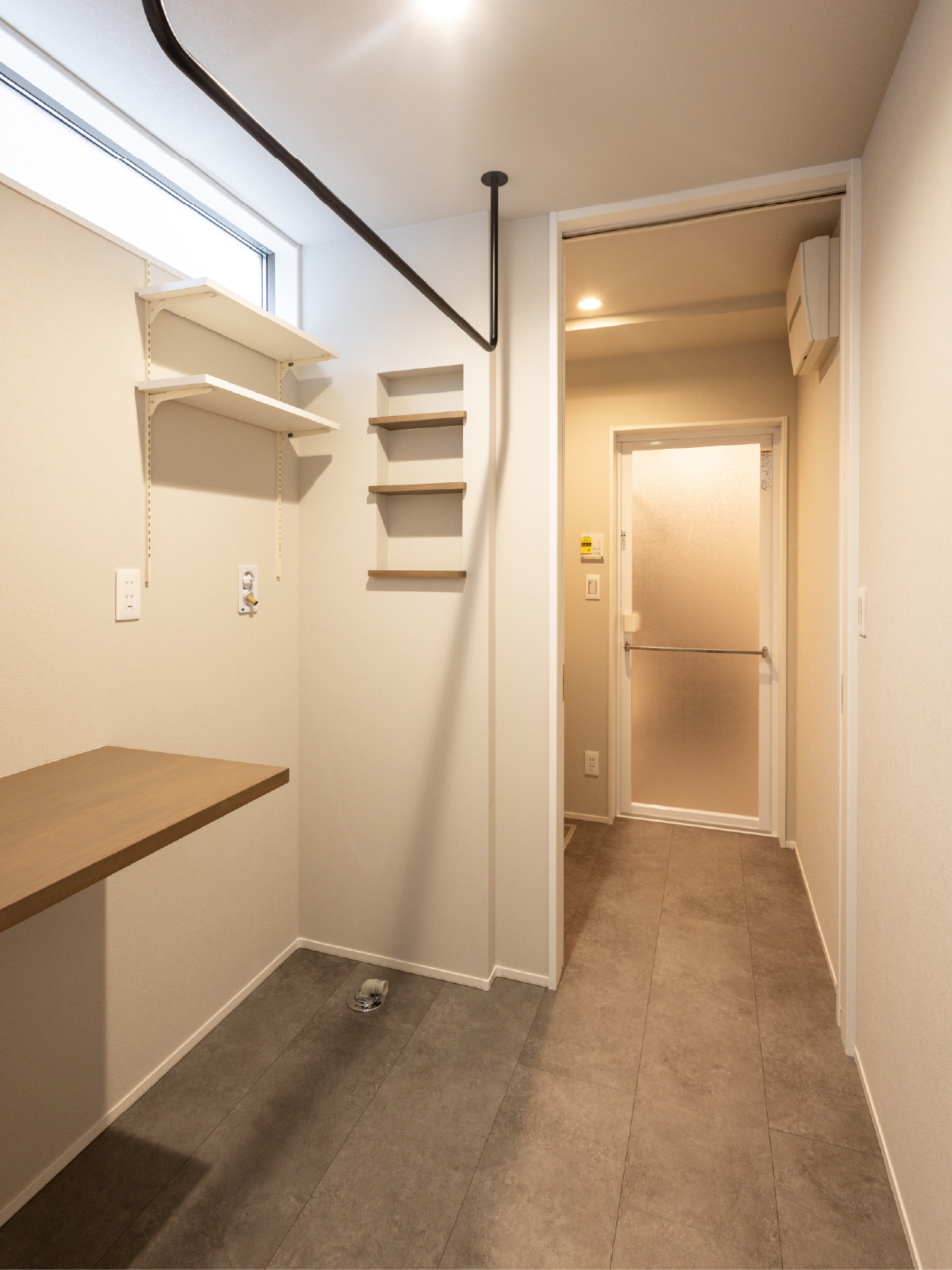 白を基調とした直線美が際立つ、 洗練の一邸