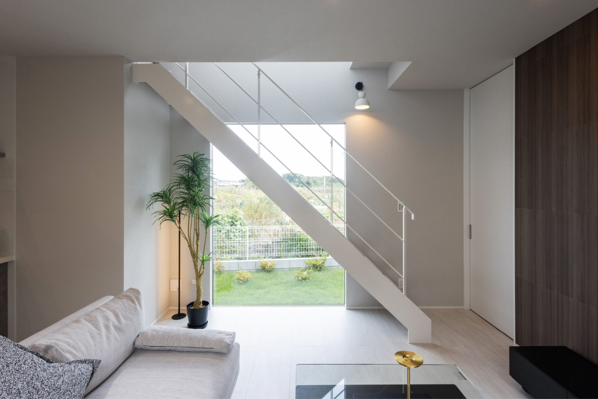 白を基調とした直線美が際立つ、 洗練の一邸