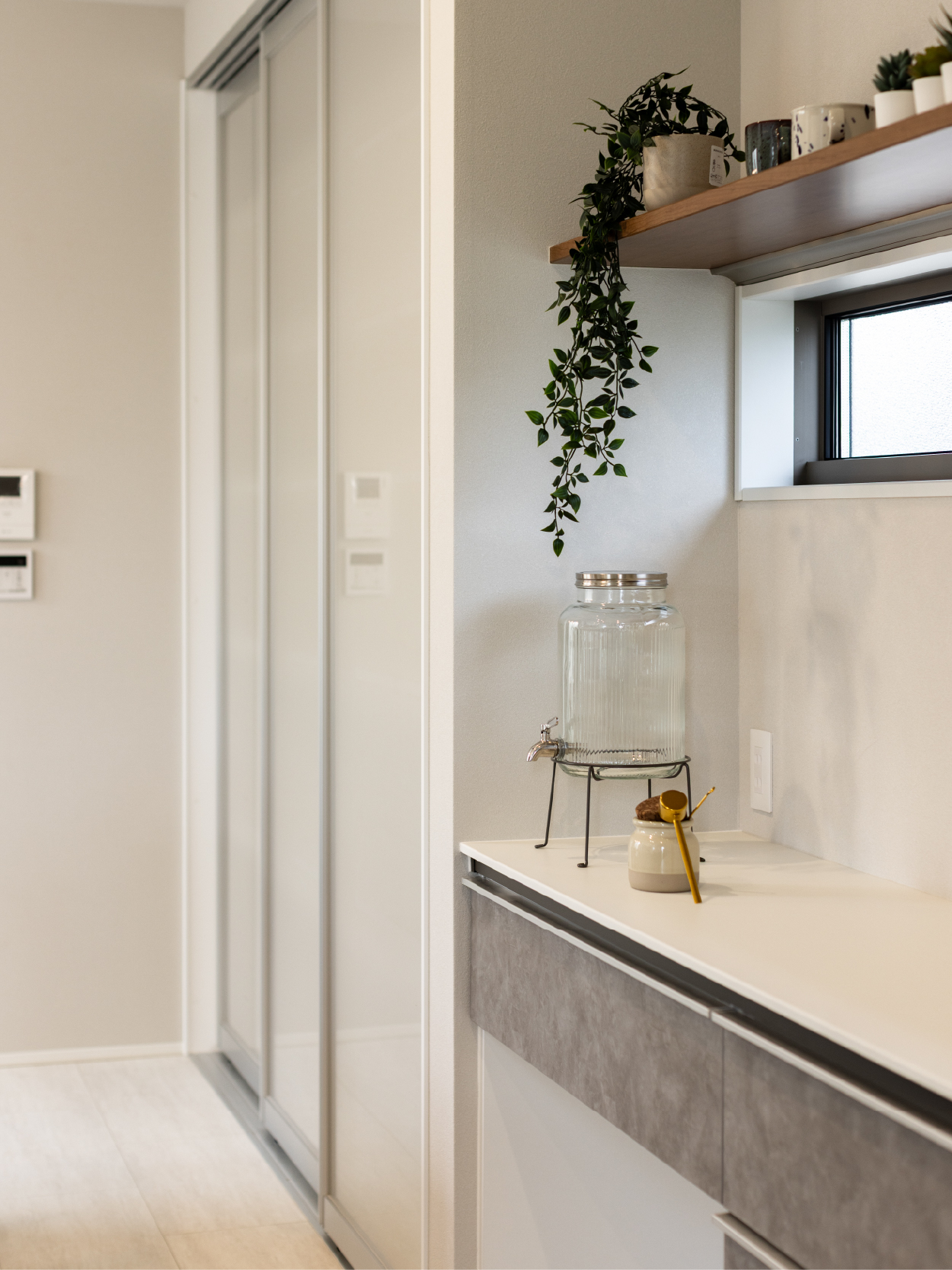 白を基調とした直線美が際立つ、 洗練の一邸