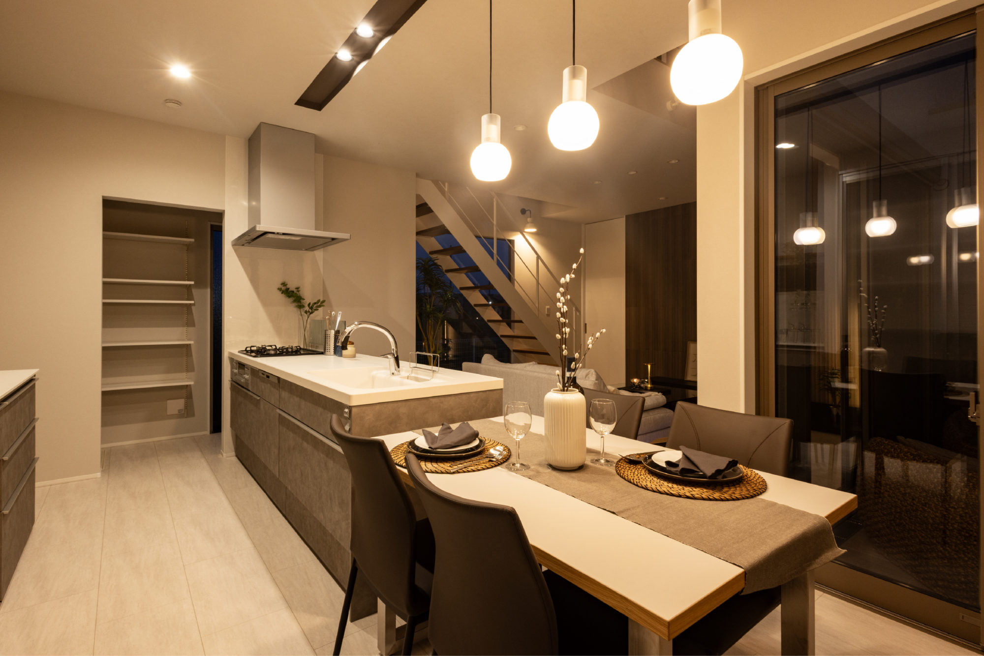 白を基調とした直線美が際立つ、 洗練の一邸