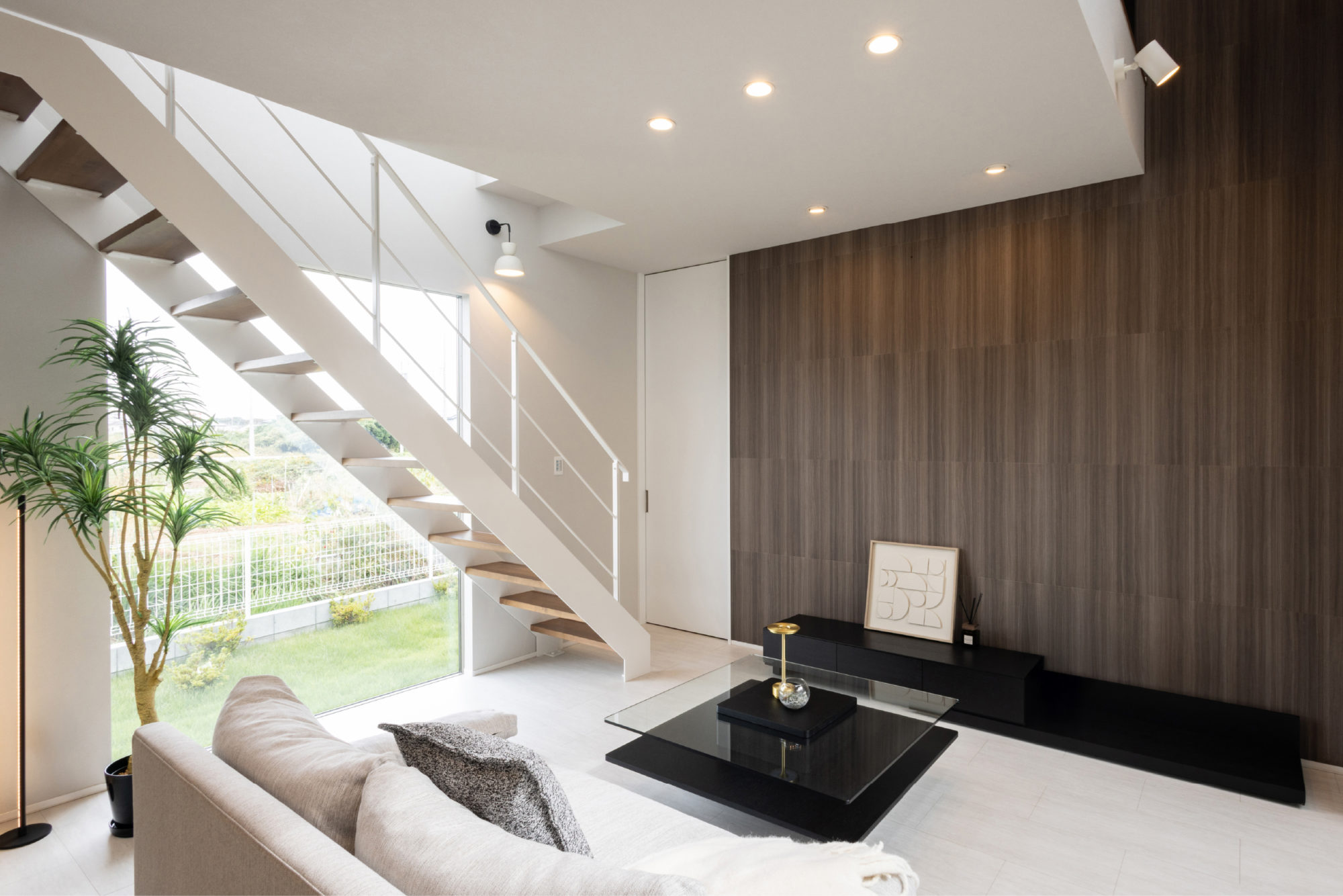 白を基調とした直線美が際立つ、 洗練の一邸