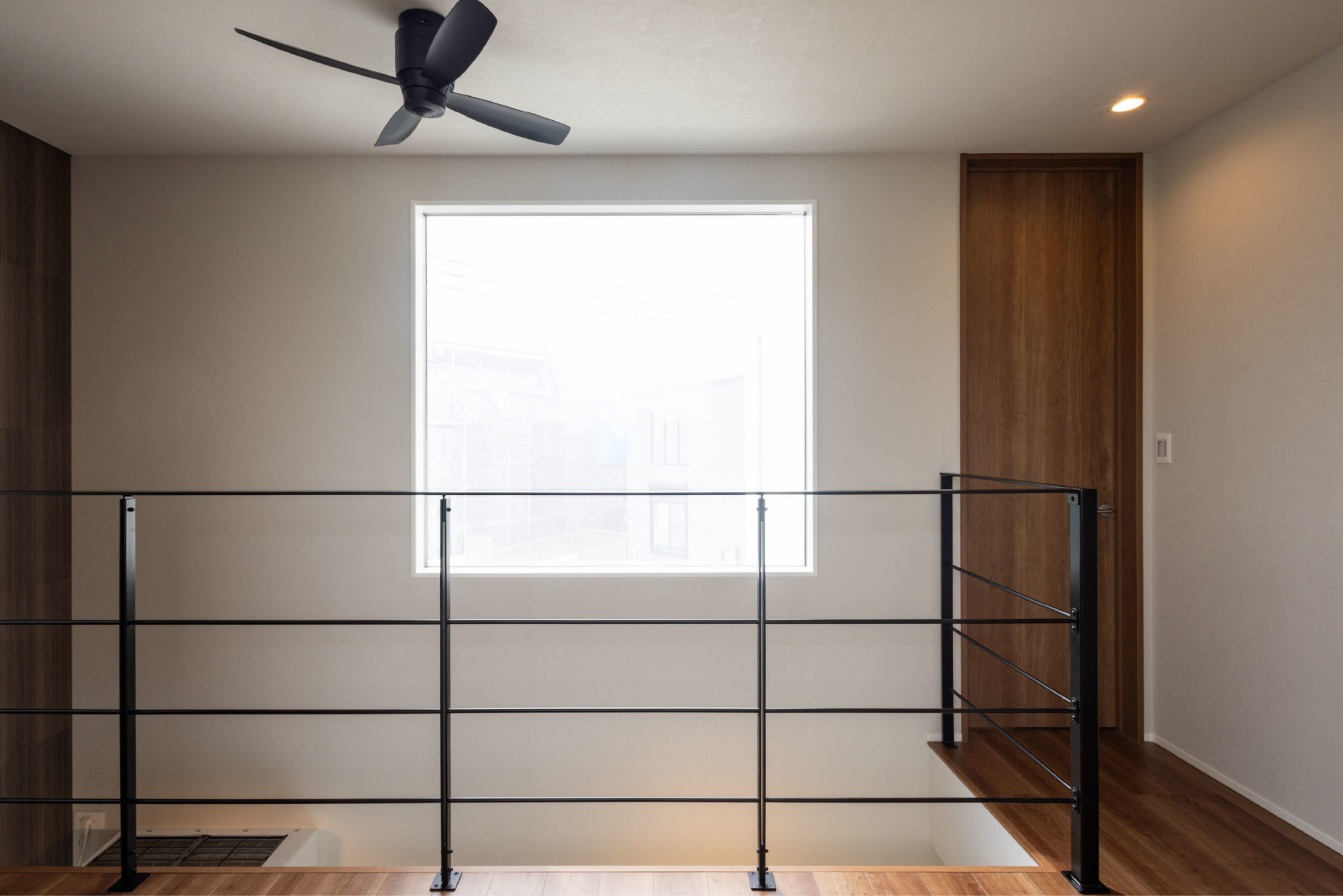 白を基調とした直線美が際立つ、 洗練の一邸