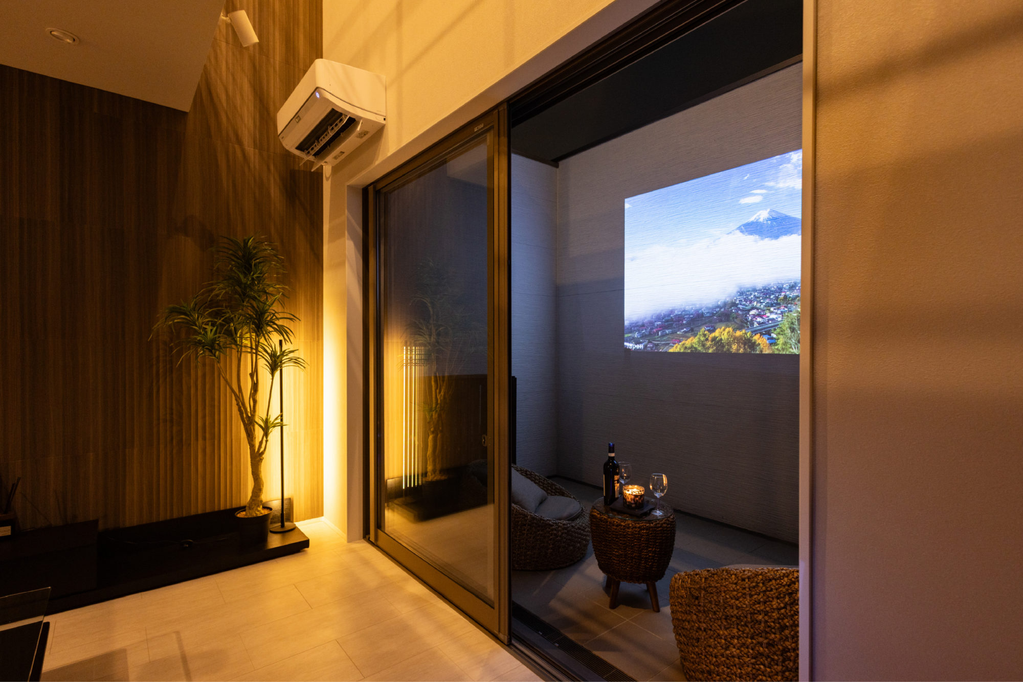 白を基調とした直線美が際立つ、 洗練の一邸