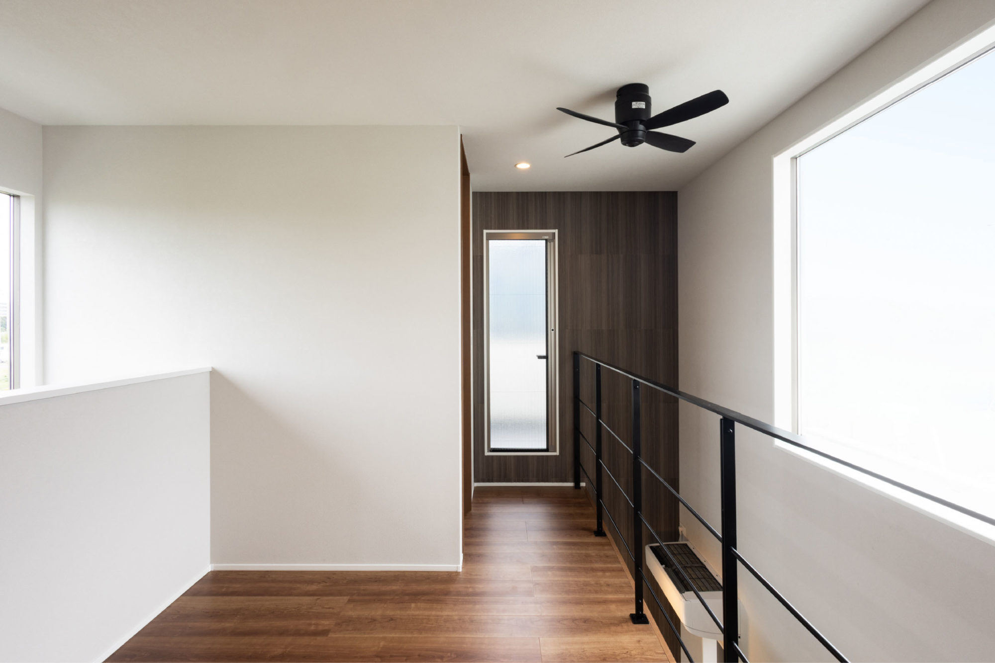 白を基調とした直線美が際立つ、 洗練の一邸