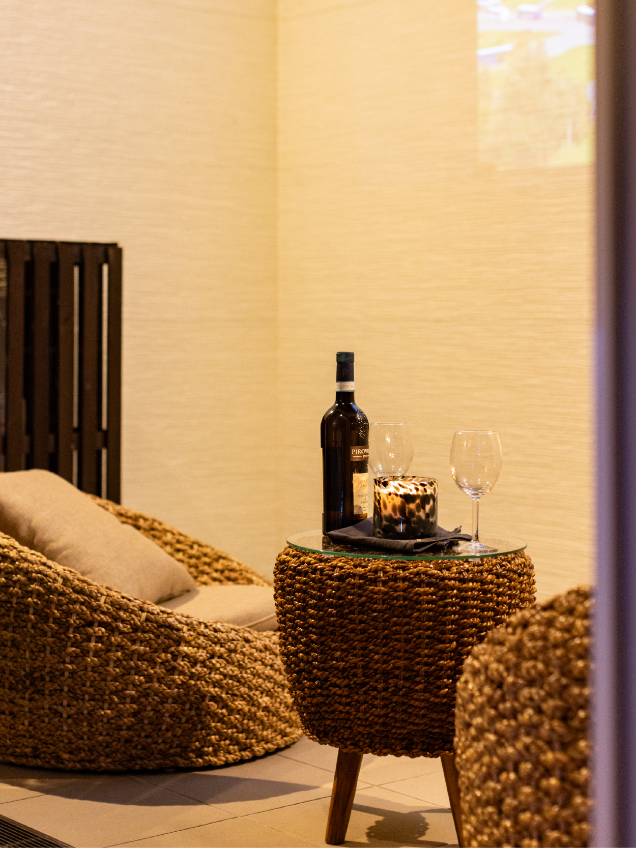 白を基調とした直線美が際立つ、 洗練の一邸