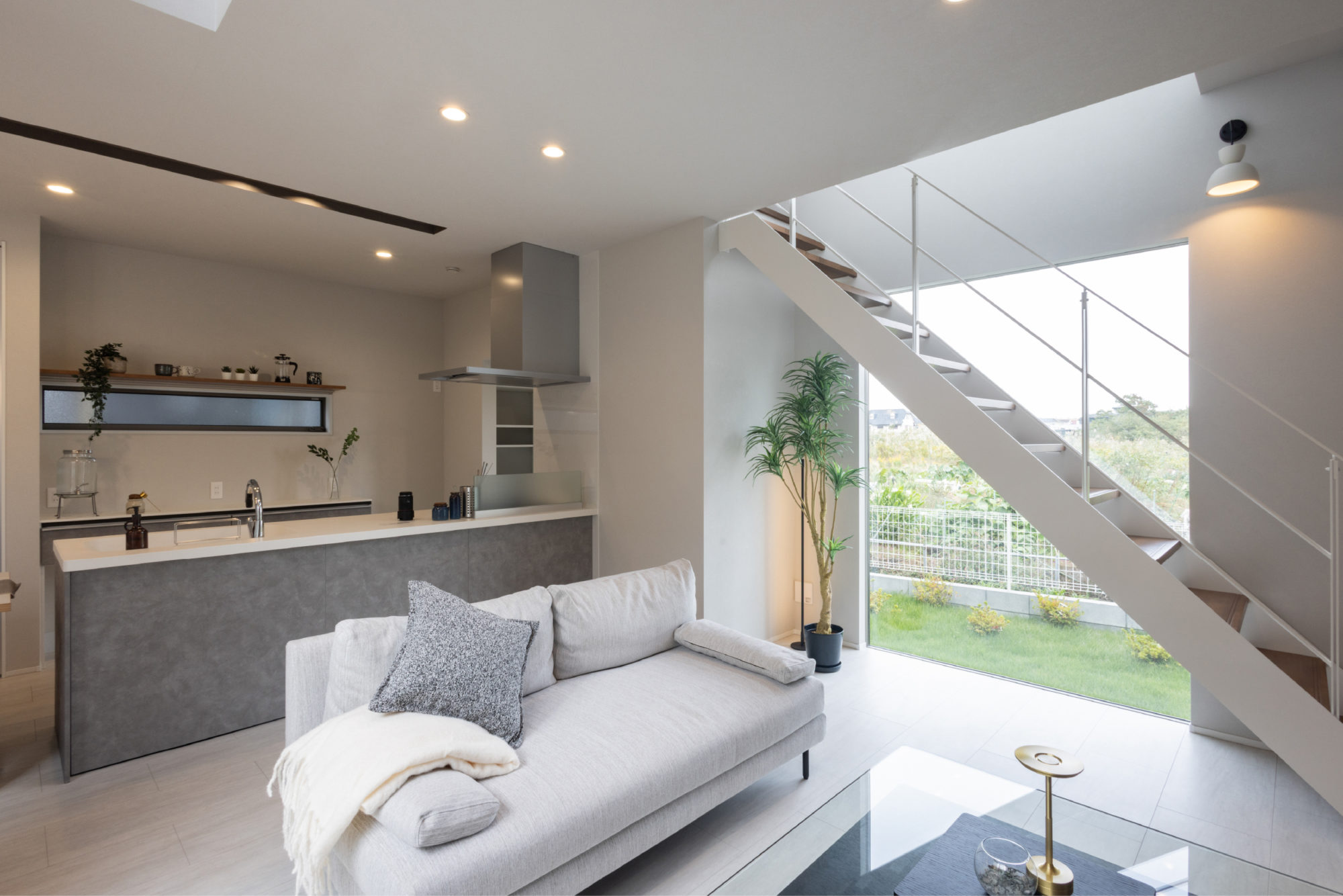 白を基調とした直線美が際立つ、 洗練の一邸