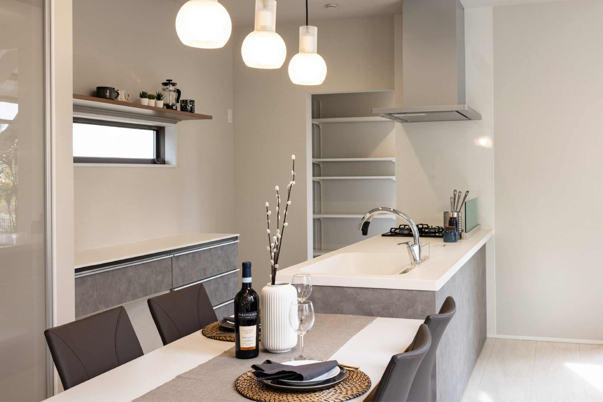 白を基調とした直線美が際立つ、 洗練の一邸