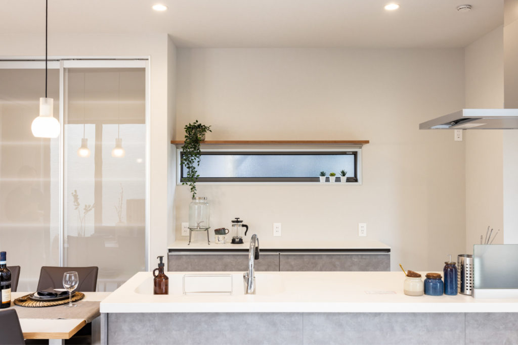 白を基調とした直線美が際立つ、 洗練の一邸