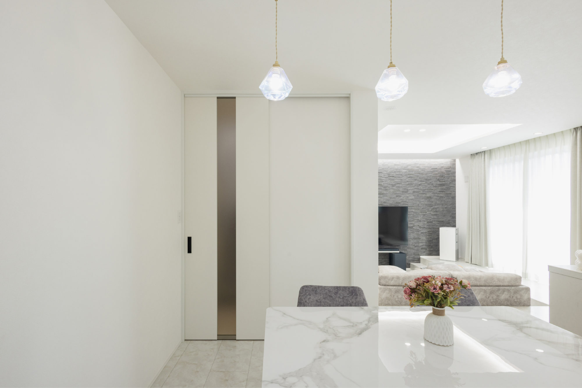 ミニマルな美と、 愛犬との豊かな時間を叶える一邸