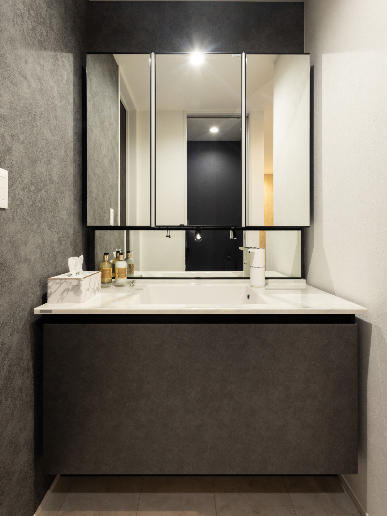 ミニマルな美と、 愛犬との豊かな時間を叶える一邸